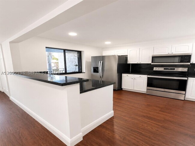 Building Photo - 16571 Blatt Blvd