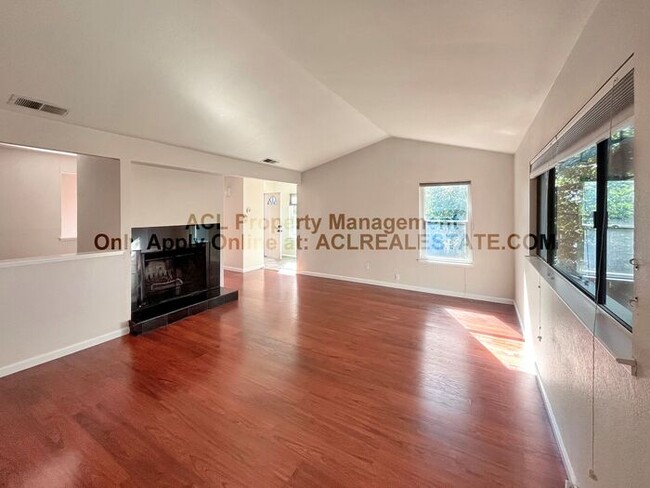 Building Photo - Quiet and Quaint Hayward Hills Condo 4 Rent