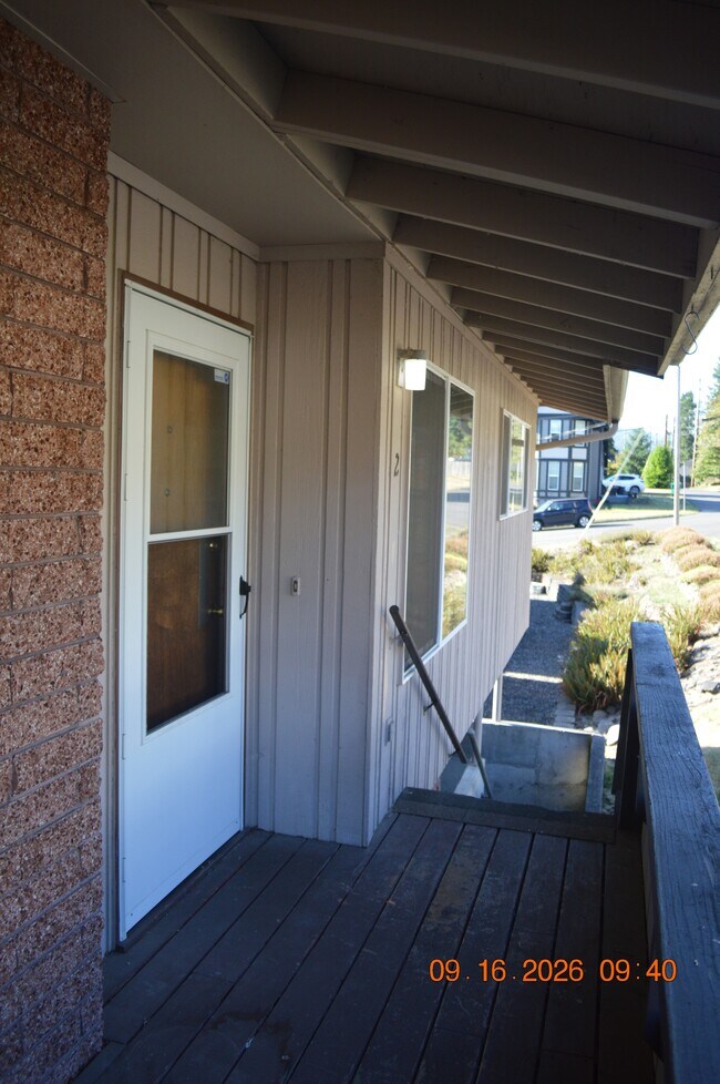 Building Photo - 665 SW Tichenor St