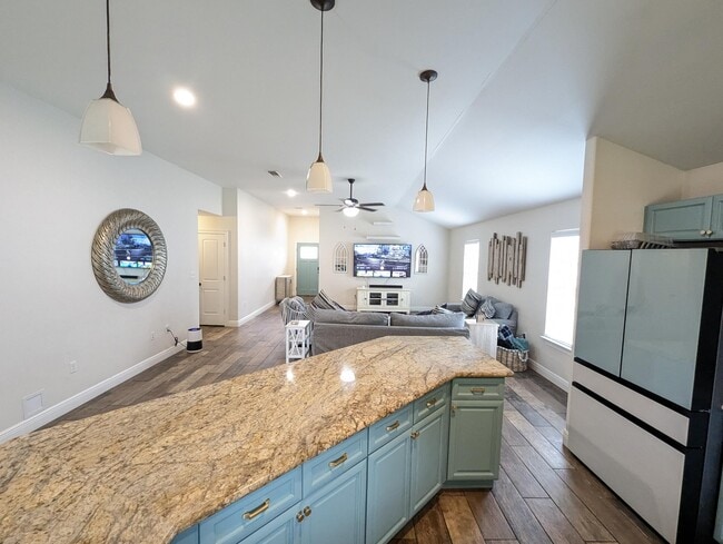 Building Photo - 1880 Presidio St