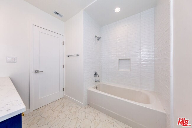 Building Photo - 13307 Westcove Dr