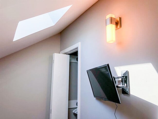 Building Photo - 5218 Beach Dr