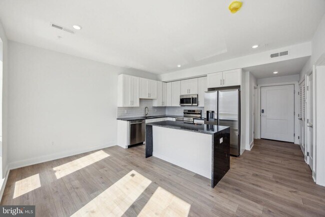 Building Photo - 1350 N Front St