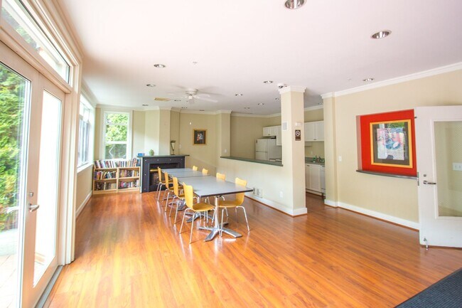 Building Photo - 2bd/1.75ba Seattle Condo