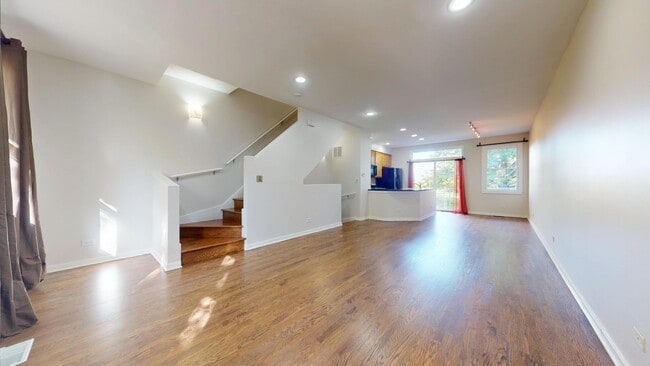 Building Photo - 556 E 32nd St