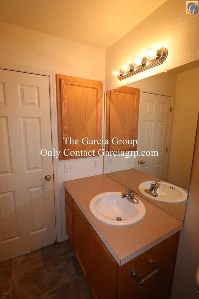 Building Photo - Great 4 bedroom 2.5 bathroom Single Family...