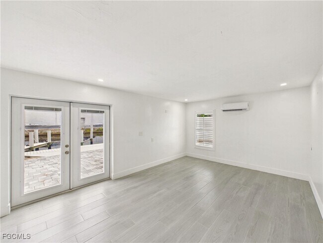 Building Photo - 567 13th St N