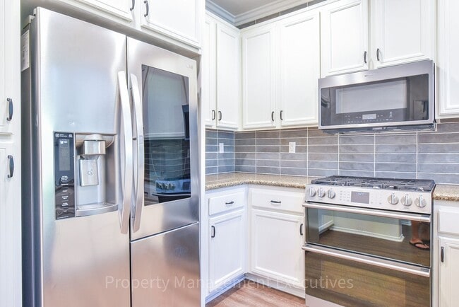 Building Photo - Beautiful 4 Bed, 3.5 Bath Townhouse