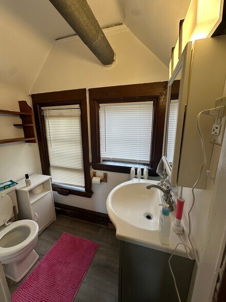 Building Photo - 105-1 Bool St