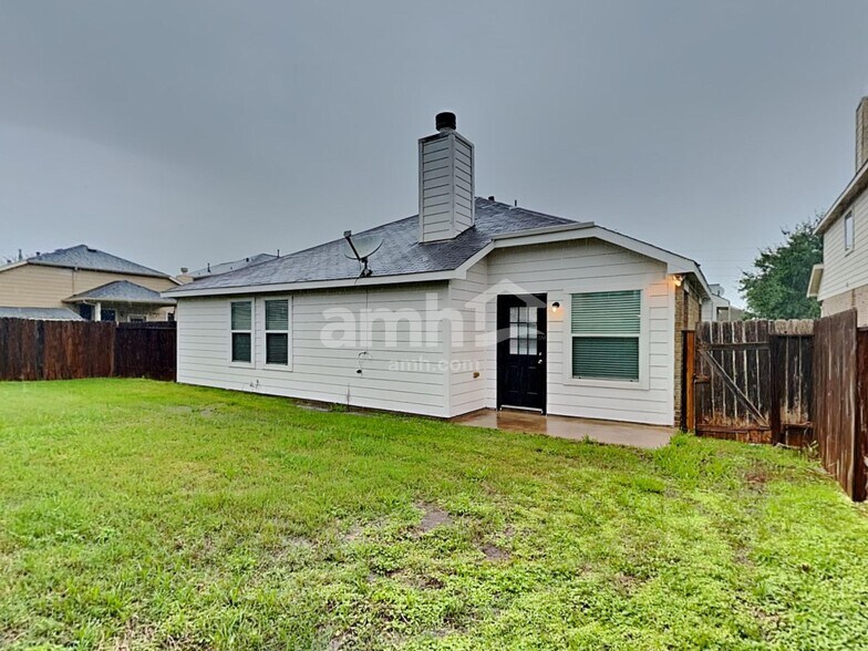 Building Photo - 7702 Summer Dale Dr