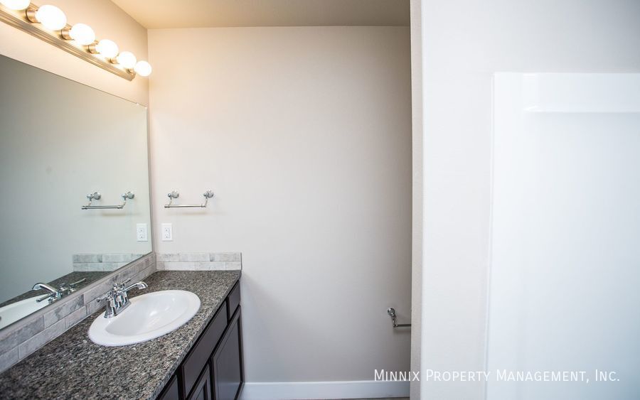 Building Photo - 10408 Winfield Ave