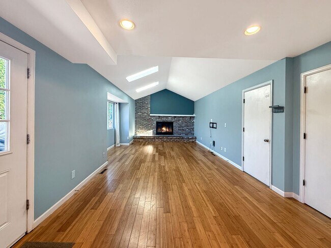Building Photo - $0 DEPOSIT OPTION. SPACIOUS 4-BEDROOM CENT...