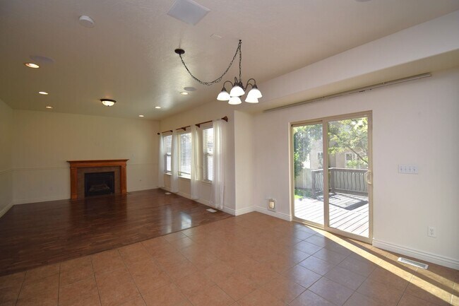 Building Photo - Beautiful 6 Bedroom Home in Riverton!