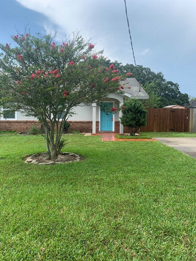 Building Photo - 290 Floridian Ave