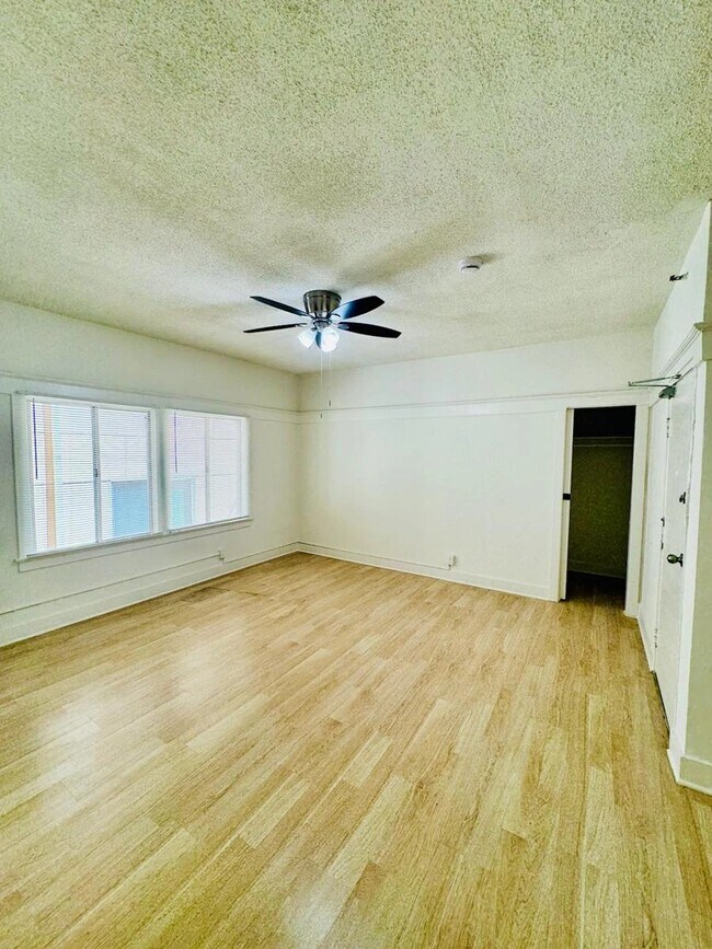 Interior Photo - 984 S. Oxford Avenue,