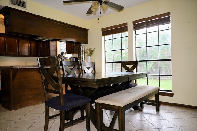 Building Photo - 9948 Twin Shores Dr
