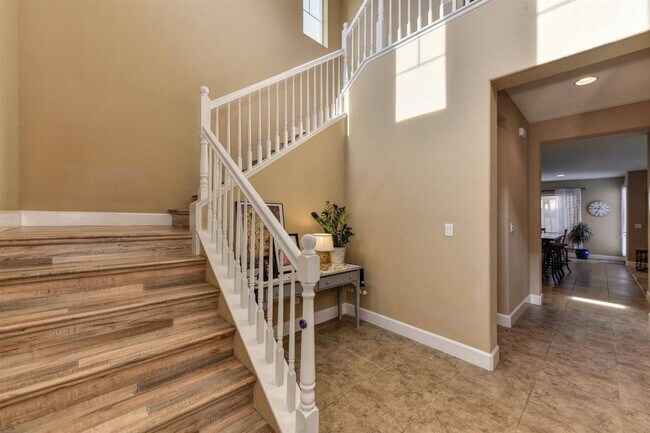 Building Photo - Lovely 3/2.5 in perfect location!