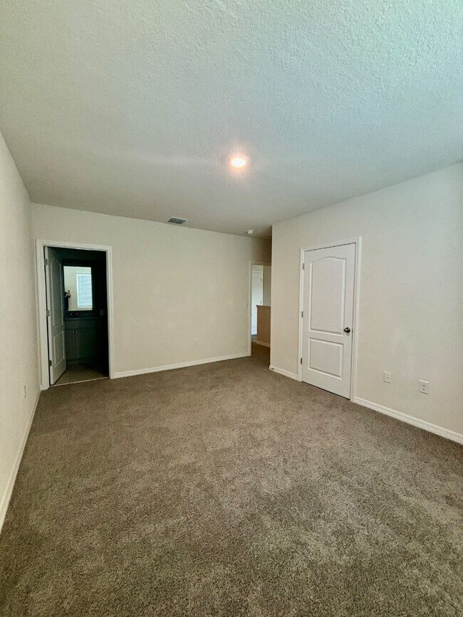 Building Photo - 2915 Canary Ave