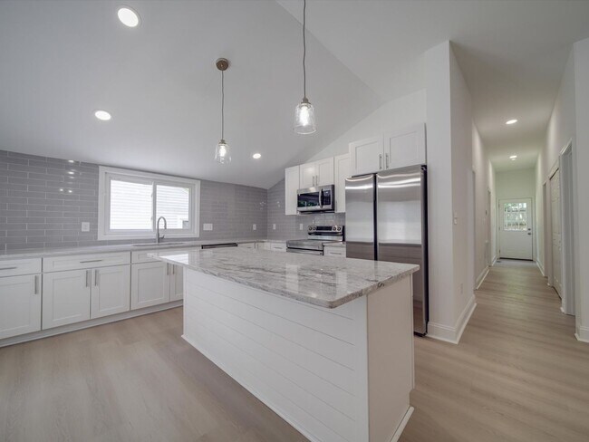 Building Photo - Beautifully Remodeled 3-bedroom, 2 bath house