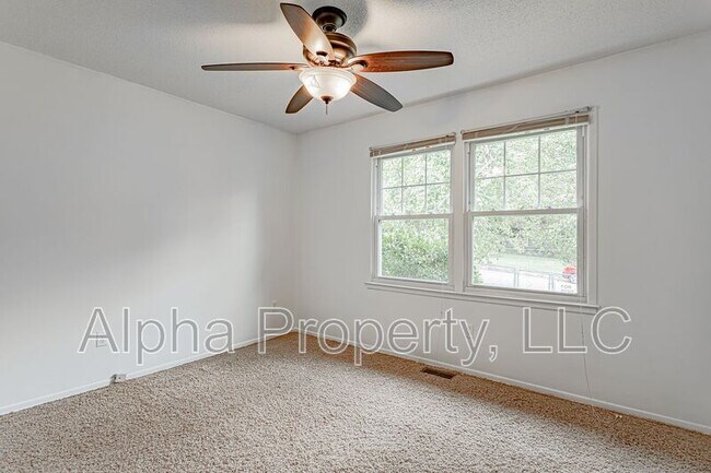 Building Photo - 134 Saturn Ln