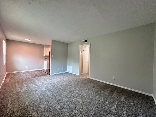 Building Photo - Parkway Apartments – Convenient 2-Bedroom ...