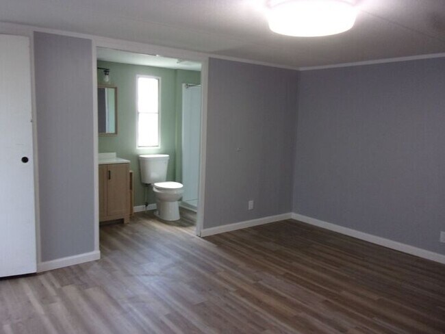Building Photo - Beautifully Renovated 3 Bedroom 2 Bath Home in the Newport Area