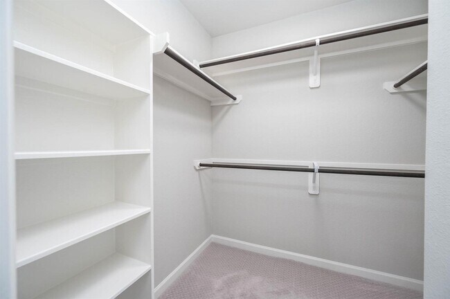 Building Photo - 2022 Groveland Glen Dr