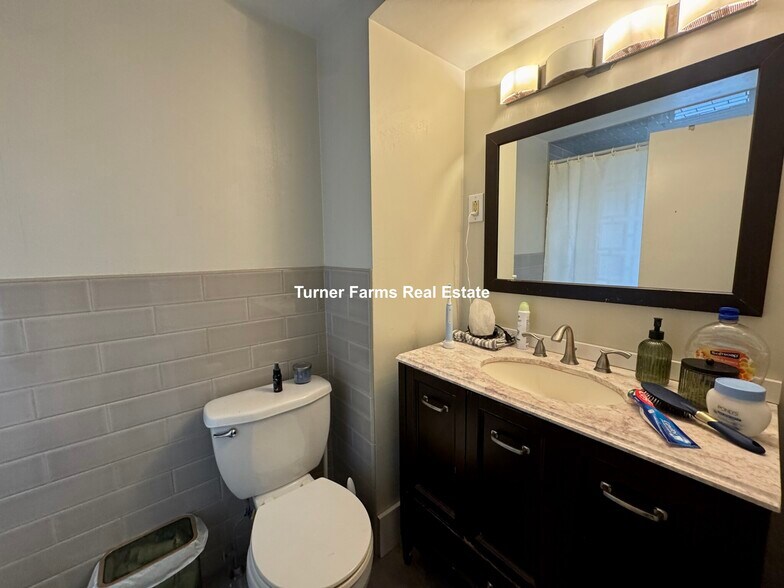 Building Photo - 14 Dow St