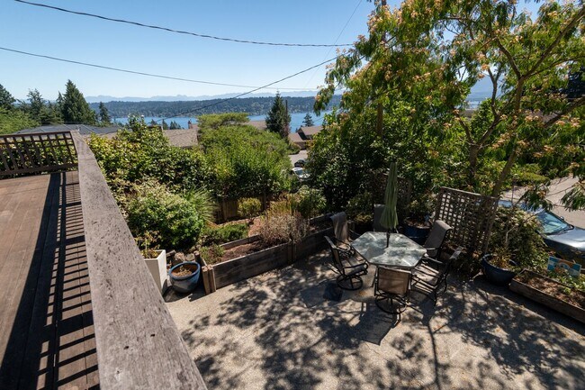 Building Photo - Exceptional Bellevue Home | Lake Sammamish Views | 5 Bed | 3 Bath | 3,380 Sq Ft