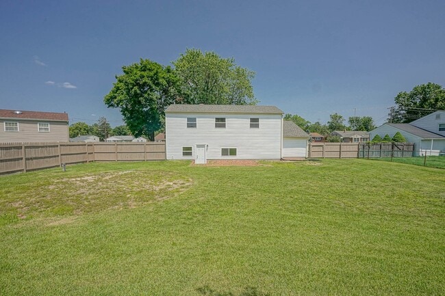 Building Photo - 411 Greenview Dr