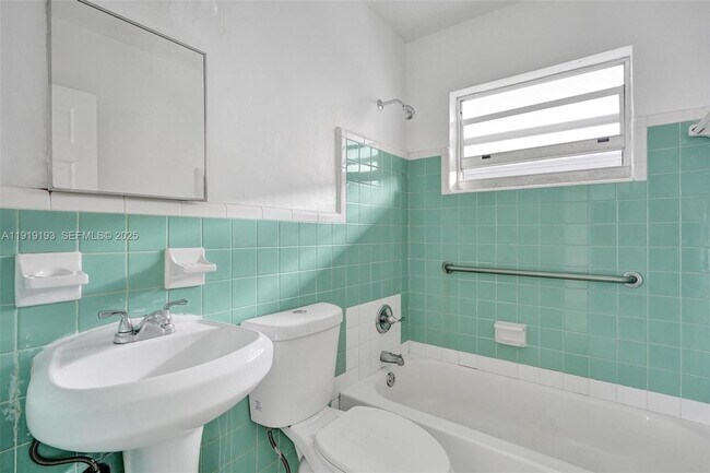 Building Photo - 29 SW 8th Ave