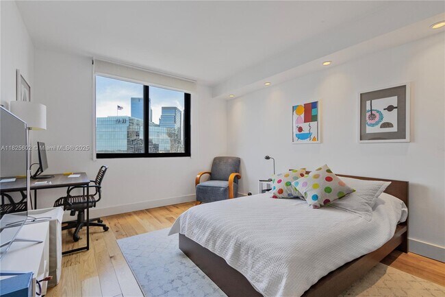 Building Photo - 520 Brickell Key Dr