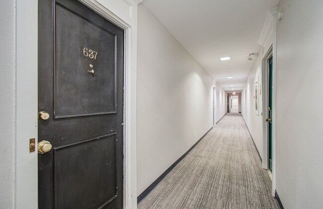 Building Photo - 355 N Post Oak Ln