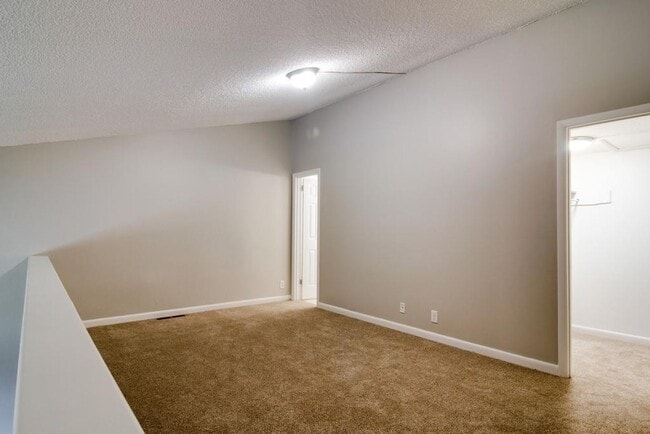 Building Photo - Awesome 1.5-bath condo in Bellevue featuring a private patio overlooking expansive green space.