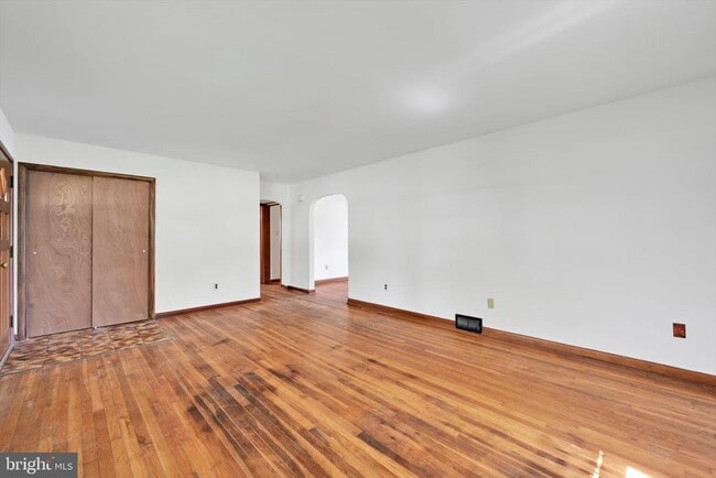 Building Photo - 27 Roselle Ave