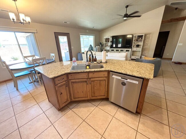 Building Photo - Beautiful home in La Verkin with all the v...