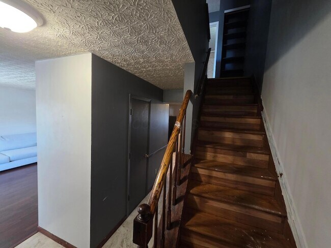 Building Photo - 7006 Finchley Dr