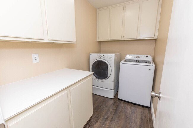 Building Photo - Lovely Home in The Lakes!