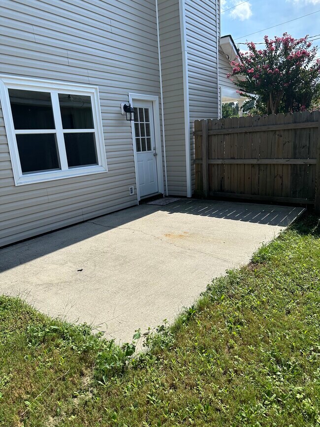 Building Photo - 3891 Almon Dr