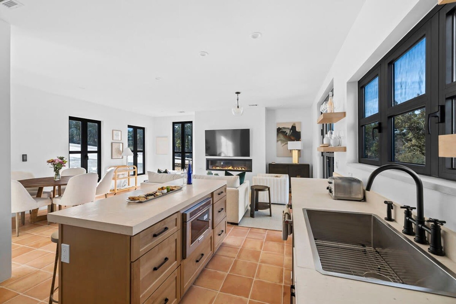 Building Photo - 2701 Bumble Bee Dr