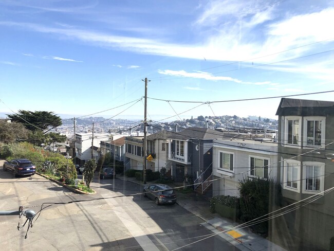 Building Photo - Elegant & Expansive Furnished 3 Bedroom/2 ...