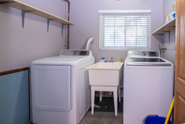 Building Photo - 40611 W 10 Mile Rd