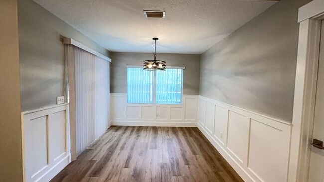 Building Photo - Open floor plan pool home
