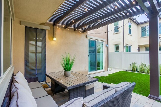 Building Photo - 5 Bedroom Home in Rancho Tesoro!