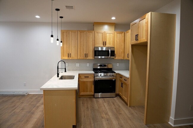 Building Photo - 8805 Parkway Dr