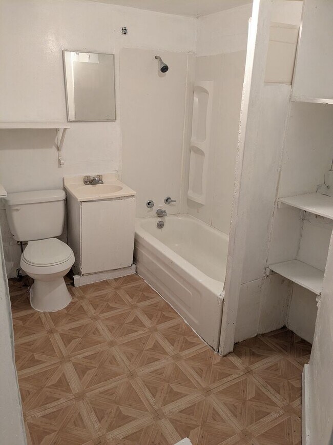 Building Photo - 2 Bed 1 Bath with Fenced Yard on Corner Lot