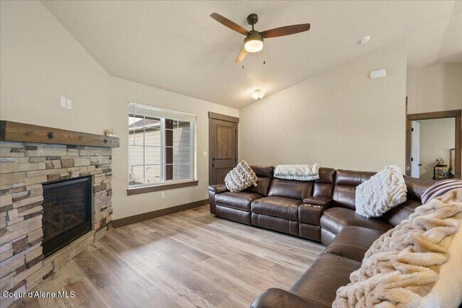 Building Photo - Beautiful home in Post Falls