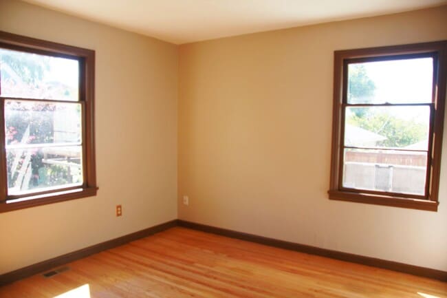 Building Photo - 2bd/1ba Seattle House