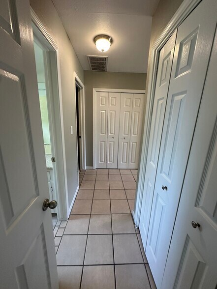 Building Photo - 220 W Ridge Rd