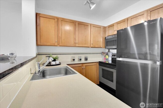 Building Photo - 1909 10th Ave W